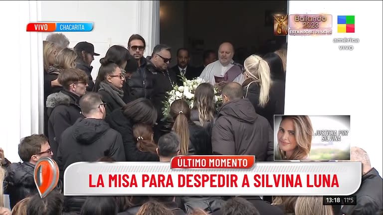 Mientras el sacerdote da el responso, se siente la gran tristeza entre todos los presentes