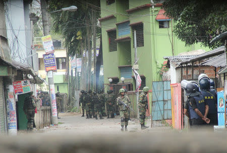 Armed para-commandos cordon an area during an operation against militants in Sylhet, Bangladesh, March 25, 2017. Picture taken March 25, 2017. REUTERS/Stringer