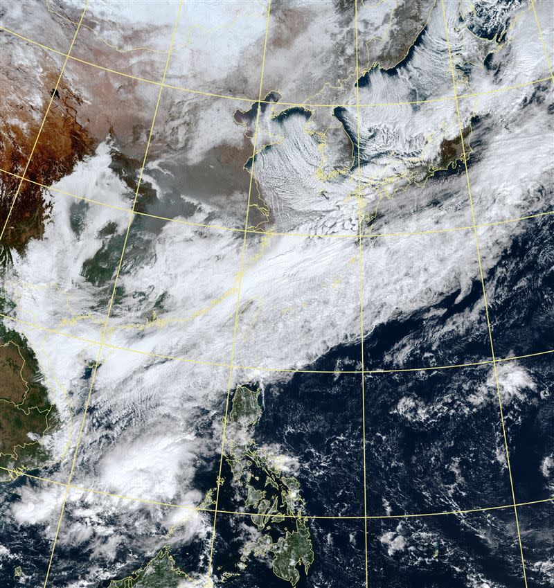 朝鮮半島、中國華北及東北無雲呈現白色，粉專表示「地表被冰封住了」。（圖／翻攝自台灣颱風論壇｜天氣特急臉書）