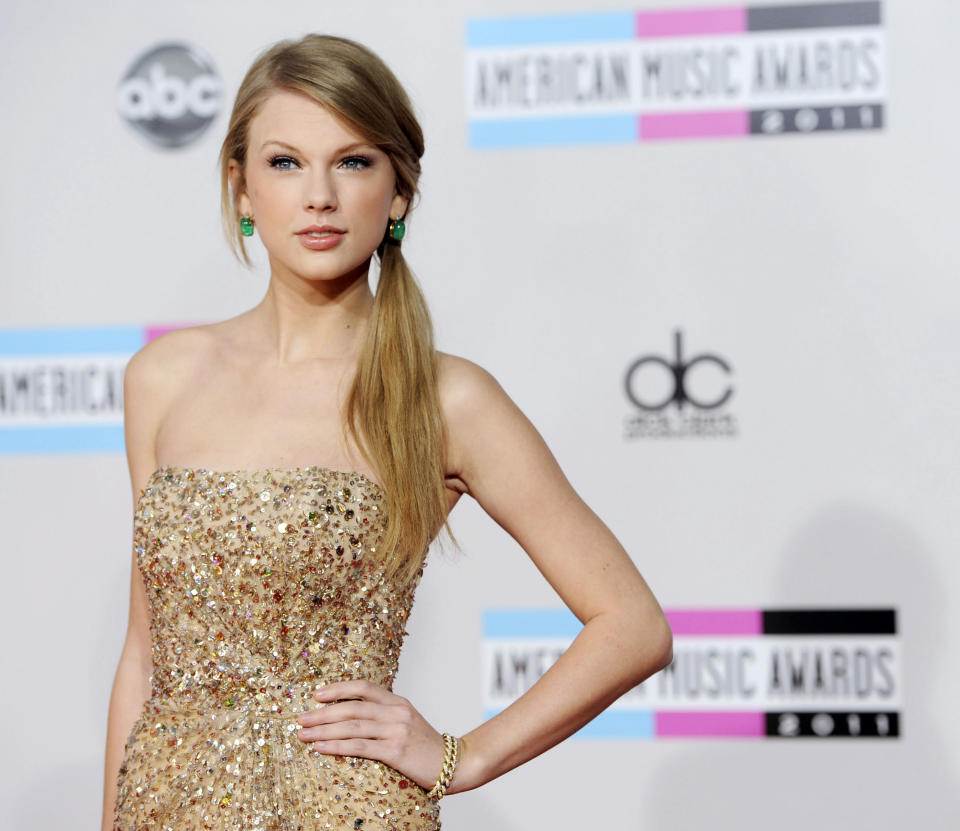 In this Nov. 20, 2012 photo, Taylor Swift arrives at the 39th Annual American Music Awards in Los Angeles. Swift is donating $4 million to the Country Music Hall of Fame and Museum to fund the 7,500 square foot-plus Taylor Swift Education Center in Nashville, Tenn. (AP Photo/Chris Pizzello)