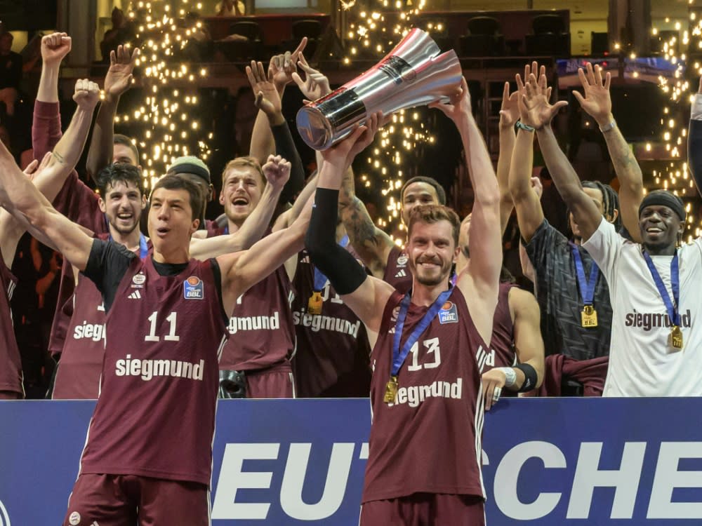 Die Münchner feiern den ersten Meistertitel seit 2019 (IMAGO/Uwe Koch)