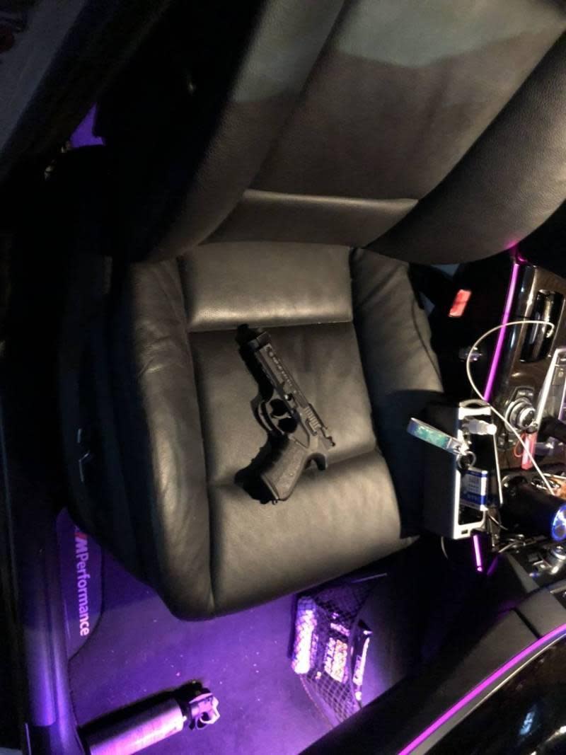警方在車上查獲模擬槍、刀械以及4枚擊發過的模擬槍彈殼。（翻攝畫面）