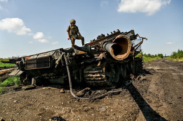 Ein zerstörtes russisches Militärfahrzeug im Dorf Nowodariwka in der Region Saporischschja im Südosten der Ukraine. 
