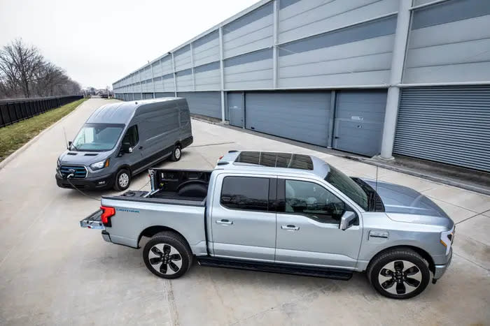 Der Ford F-150 Lightning beim Aufladen eines E-Transit Transporters.  - Copyright: Tim Levin/Insider