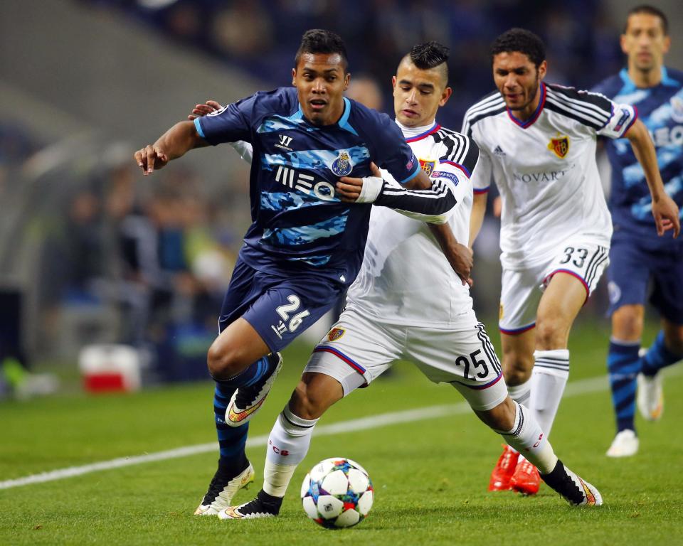 Porto's Alex Sandro Lobo (L) fights for the ball with FC Basel's Derlis Gonzalez during their Champions League round of 16 second leg soccer match at Dragao stadium in Porto, March 10, 2015. REUTERS/Miguel Vidal (PORTUGAL - Tags: SPORT SOCCER)