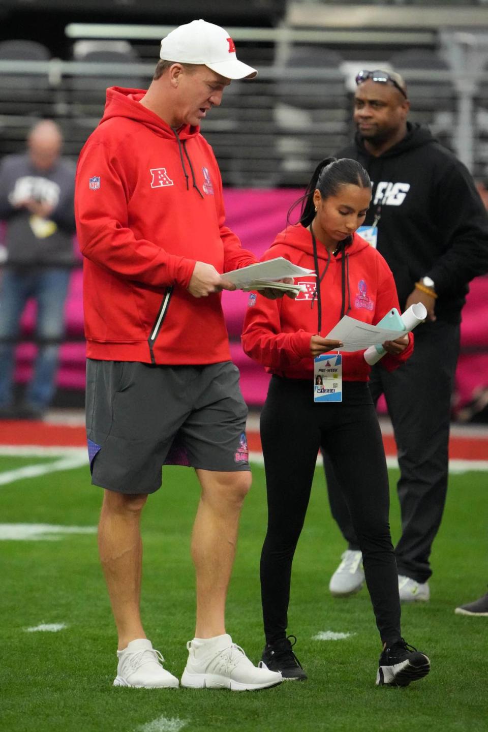 El legendario quarterback Peyton Manning (izquierda) y Diana Flores conversan durante una práctica del equipo de la AFC para el Pro Bowl de la NFL, el 4 de febrero de 2023.