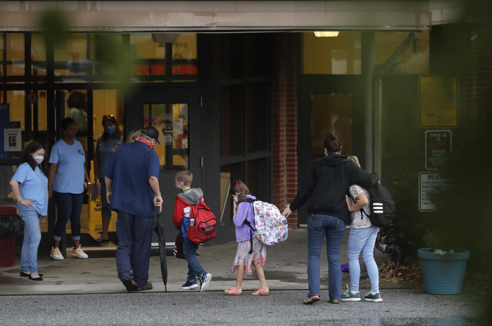 Estudiantes a su llegada a un colegio de Dallas, Georgia, Estados Unidos, tras la reanudación de las clases. (AP Photo/Brynn Anderson)