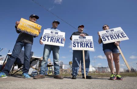 Workers from the United Steelworkers (USW) union walk a picket line outside the Lyondell-Basell refinery in Houston, Texas February 1, 2015. REUTERS/Richard Carson