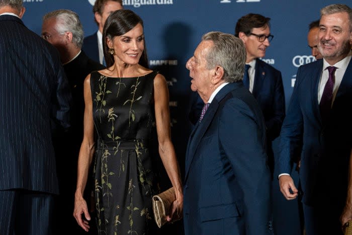 La Reina hablando en los minutos previos a los premios La Vanguardia