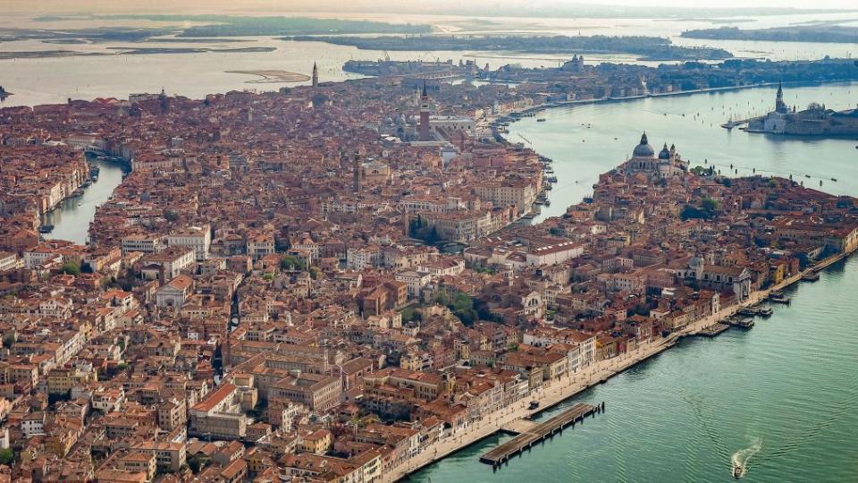 Desde el aire, la red de canales de Venecia resplandece a la luz del sol. Crédito: Mattia Ozbot/Soccrates Images/Getty Images