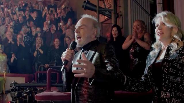 Neil Diamond gives a surprise performance at Broadway opening five years  after retiring due to Parkinson's