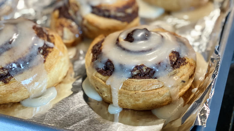 cinnamon rolls with aluminum foil