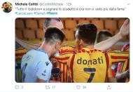 Pazzia del difensore spagnolo durante Lecce-Lazio. Sui social non mancano i paragoni con Suarez che, ai mondiali 2014, diede un morso a Giorgio Chiellini