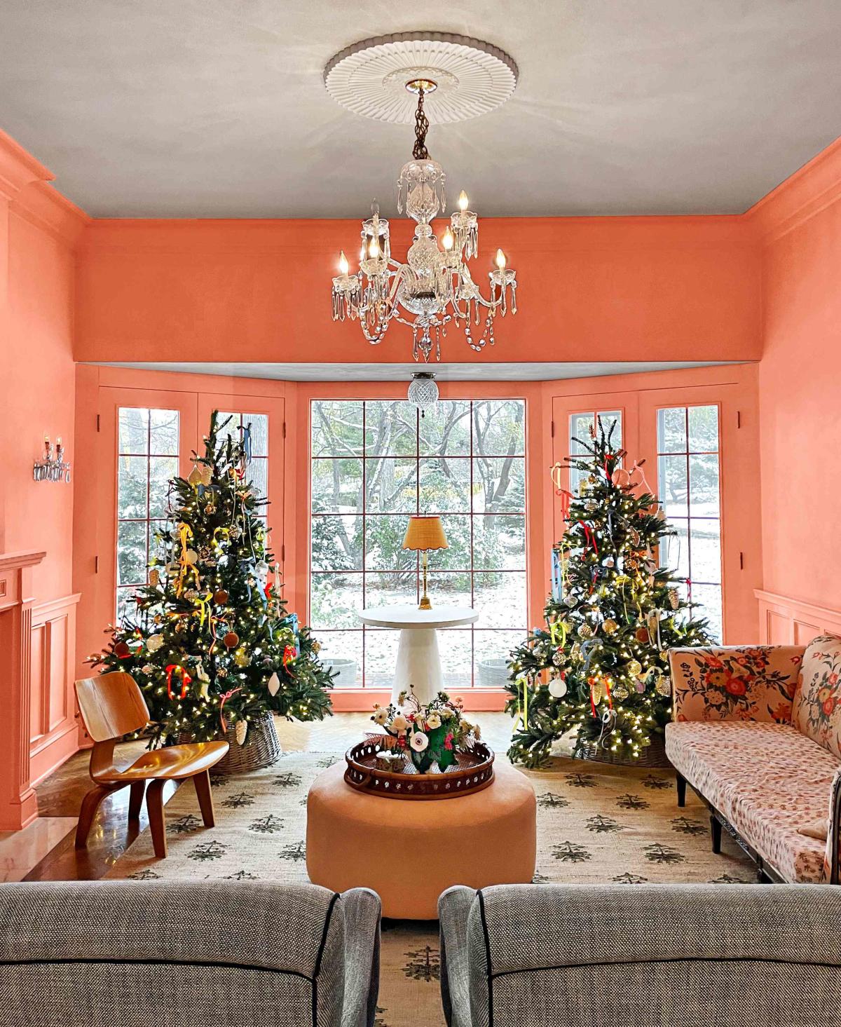 This peach-colored living room is full of Christmas spirit – and one of the it colors of 2023