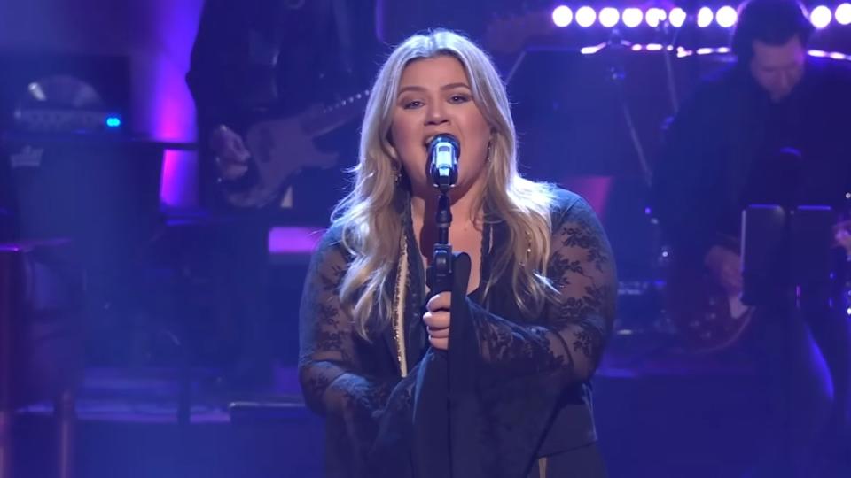 Kelly Clarkson singing 