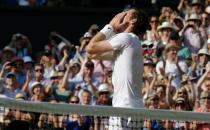 Imagen de archivo. Andy Murray celebra tras derrotar a Novak Djokovic en su último partido de tenis masculino en Wimbledon, Londres