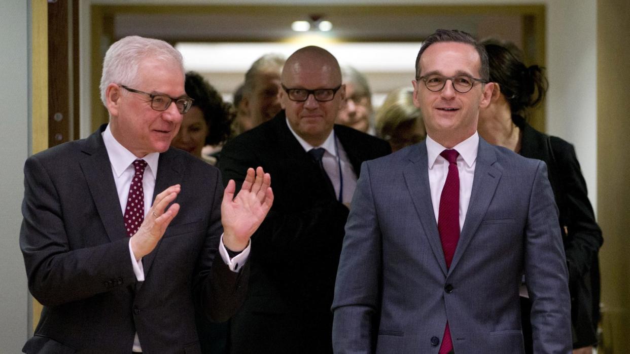 Bundesaußenminister Heiko Maas (r) und sein polnischer Amtskollege Jacek Czaputowicz, Außenminister von Polen, kommen zum EU-Außenministertreffen in Brüssel. Foto: Virginia Mayo/AP