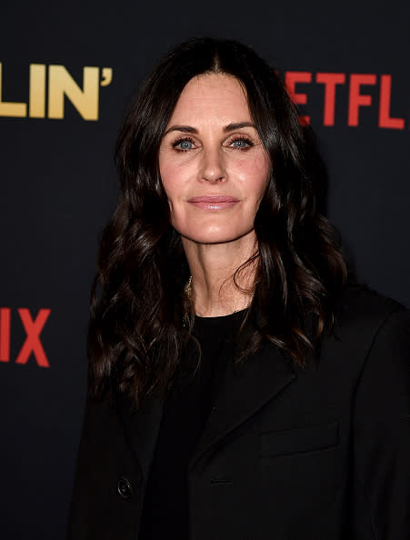 <p>Pendant le tournage de la série télévisée “Friends”, Courteney Cox était enceinte. Toutefois, au contraire de Lisa Kudrow (Phoebe), sa grossesse n’a pas être intégrée au scénario, dans la mesure où son personnage de Monica, qui a finalement porté beaucoup de vêtements noirs pendant un temps, était censé être stérile. Après la saison finale de Friends en 2004, Courteney Cox était courtisée par Marc Cherry, le producteur de la série Desperate Housewives pour interpréter le rôle de Susan Mayer. L’interprète de Monica Geller a préféré mettre sa carrière entre parenthèses pour s’occuper de son enfant. Le rôle a finalement été proposé à Teri Hatcher. <br>Crédit photo : Getty Images </p>