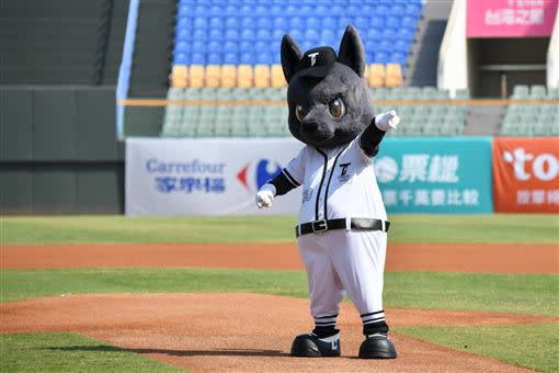 台灣犬吉祥物首次在冬季聯盟開球。（資料照／中華職棒提供）