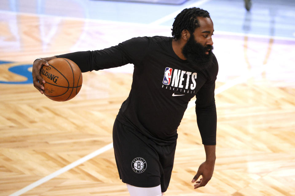 James Harden manejando un balón de baloncesto con su mano derecha.