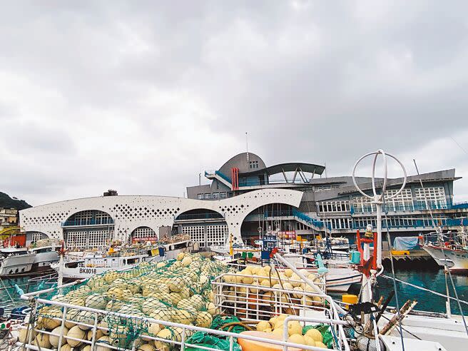 宜蘭南方澳第一拍賣魚市場預計2月1日盛大開幕，象徵「大船入港」的外觀與南方澳跨港大橋並列為蘇澳觀光重要地標。（吳佩蓉攝）