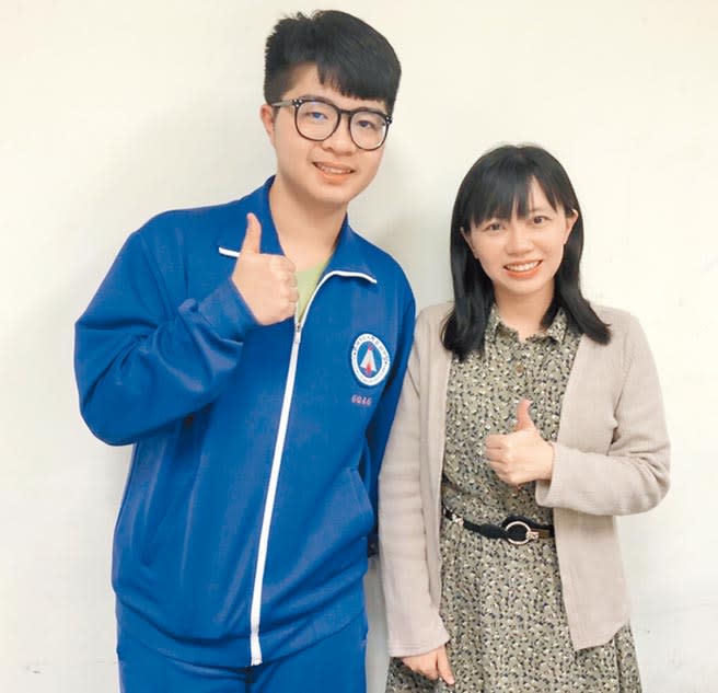 高雄小港高中來自越南新二代的顏俊益同學（左），利用國立台灣大學針對弱勢生「希望入學計畫」成功錄取台大護理系。（洪浩軒攝）