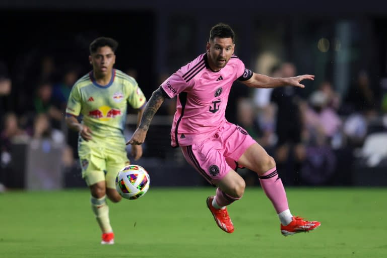 El astro del fútbol mundial, Lionel Messi, controla la pelota durante un partido del Inter Miami ante el Nueva York Red Bull en la MLS el 4 de mayo de 2024 en Fort Lauderdale (Chris ARJOON)