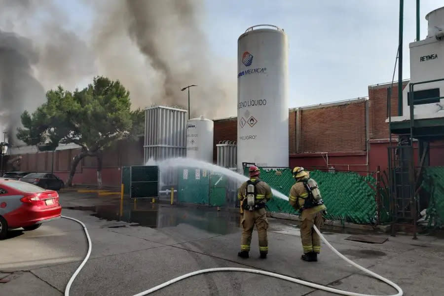 Bomberos de Tijuana atienden incendio en locales de swap meet