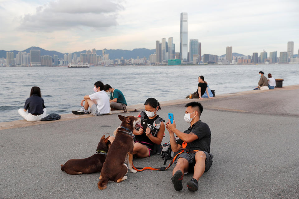 2020年7月20日，湯偉雄和杜依蘭與他們的狗散步。