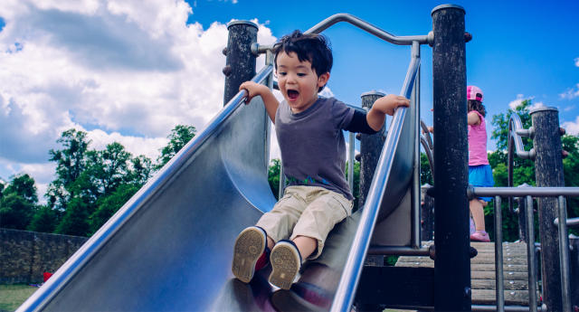 Mother urges parents to watch the moment her toddler's leg breaks going  down a slide