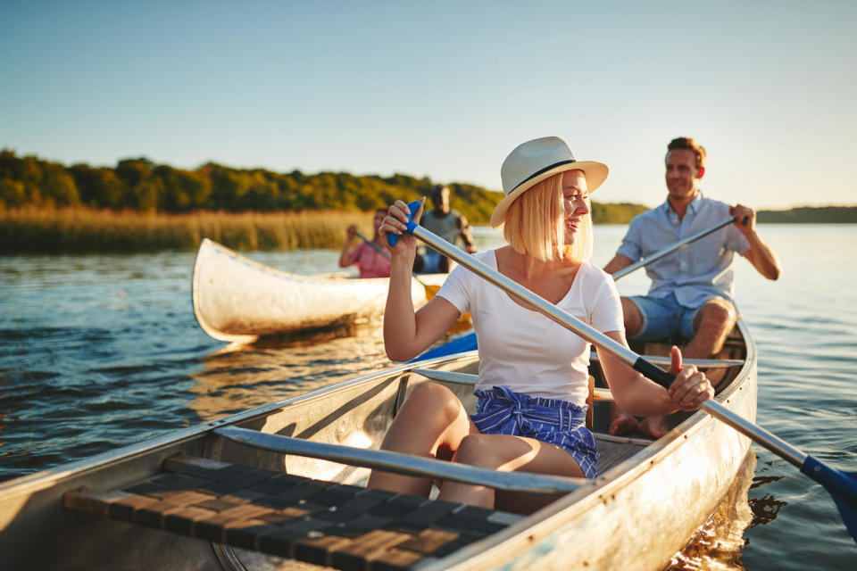 first date ideas couple kayaking (FlamingoImages / Getty Images/iStockphoto)