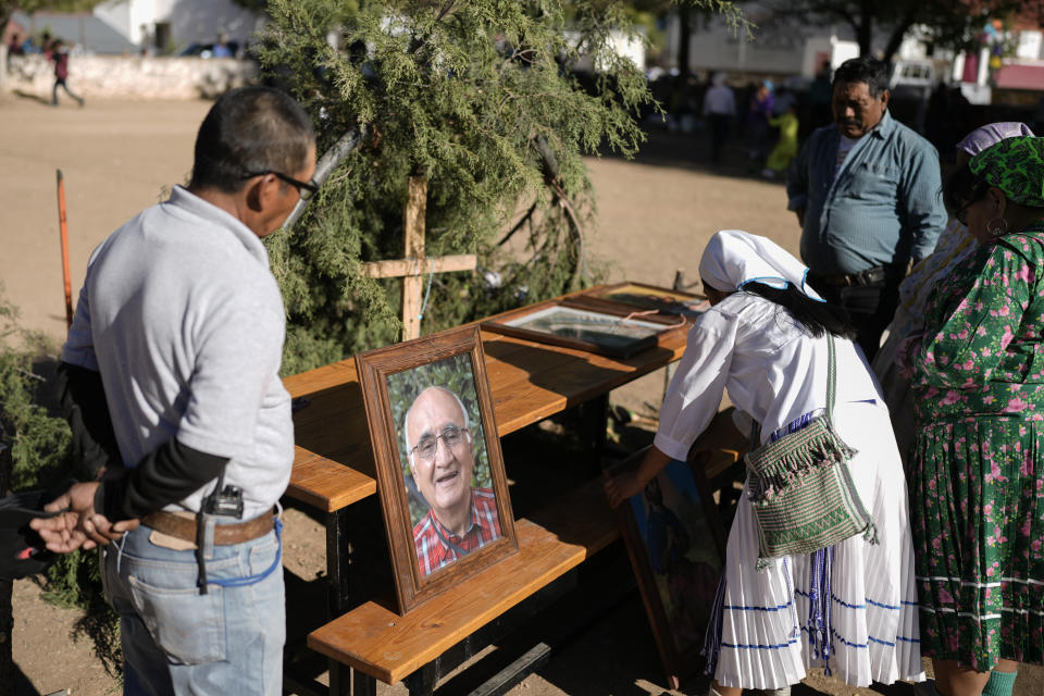 Indígenas rarámuri preparan una mesa para ofrendas con una fotografía del jesuita asesinado el padre Javier Campos para una ceremonia sagrada llamada Yúmari para pedir lluvia y buenas cosechas en honor de Campos y otro religioso, Joaquín Mora, que fue también asesinado en 2022 por el líder de una banda, en Cuiteco, México, el viernes 10 de mayo de 2024. Entre los habitantes de las montañas de Tarahumara, especialmente entre los indígenas rarámuri, los sacerdotes son a menudo percibidos como figuras profundamente queridas que ofrecen ayuda. (AP Foto/Eduardo Verdugo)