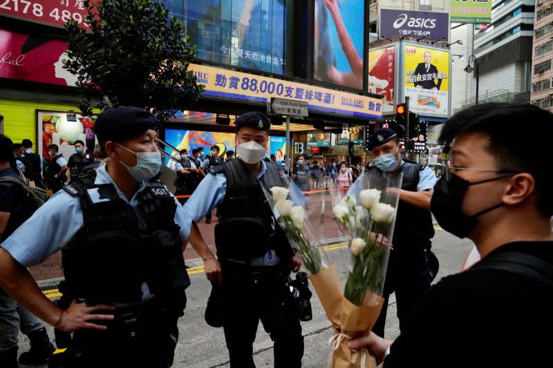 ▲香港政府及北京，在七一黨慶後又收緊對香港社會的管控。圖為香港民眾欲獻花哀悼7月1日當天於襲警案後死亡的男子，此行為亦被認為違反國安法等法律。（圖／美聯社／達志影像）