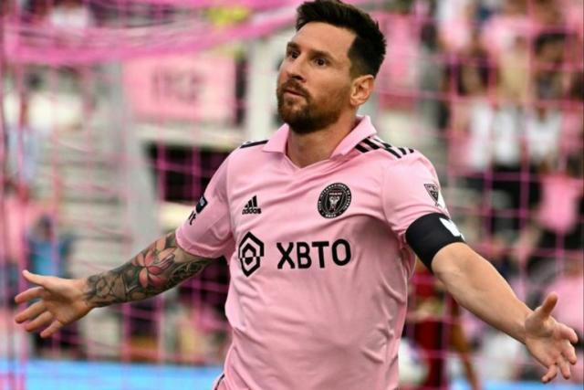 El meteórico ascenso de la camiseta rosa de Messi: cómo se convirtió en la  prenda deportiva de moda en todo el mundo - LA NACION