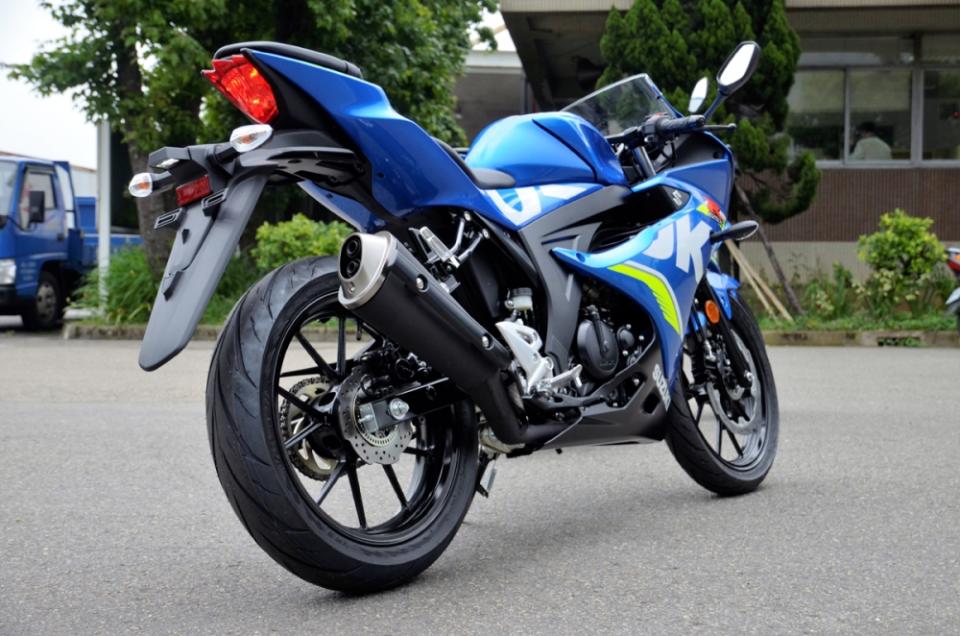 GSX-R150 全整流罩、分離座設計、高翹的車尾，從這角度看去，有著GSX-R 家族的速度感。