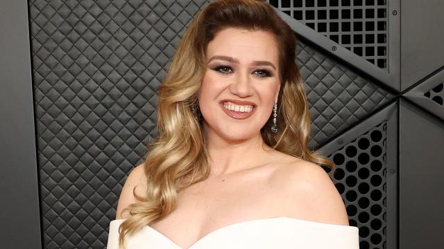 Kelly Clarkson's Grammys Red Carpet Look Was A Major 'Wow' Moment