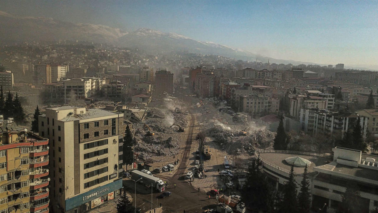 Cette vue aérienne dévoile des bâtiments effondrés lors des opérations de sauvetage en cours à Kahramanmaras, dans le soit huit jours après qu’une magnitude de 7,8 a frappé le sud-est de la Turquie, avec de nombreuses conséquences également en Syrie.