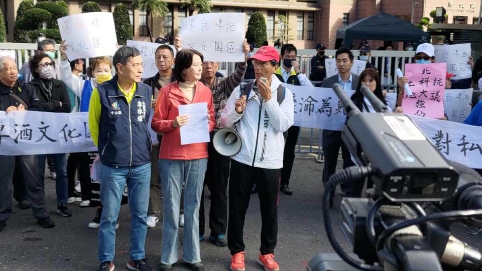 就建國啤酒廠爭議，國民黨立委王鴻薇預告將再次與周邊里民、文資團體、文史團體到內政部國土署抗議。   圖：讀者提供（資料照）