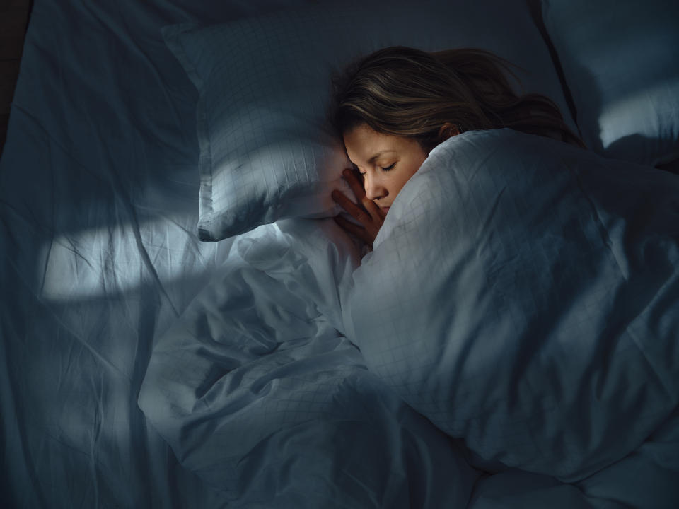 睡前喝氣泡水長期可能增加胃食道逆流的風險。（示意圖/Getty Image）