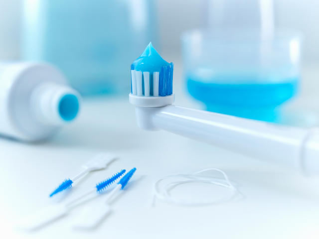 Hilfsmittel wie Zahnseide und Zwischenraumbürsten sollten die tägliche Zahnreinigung ergänzen. (Symbolbild: Getty Images)