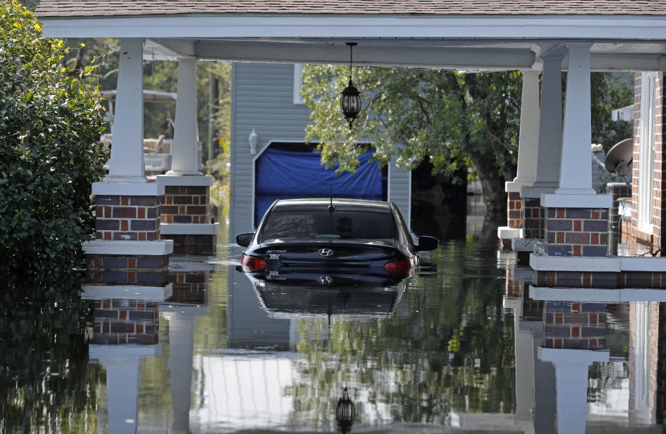 Un auto sumergido en las inundaciones causadas al paso del huracán Florence en Nichols, Carolina del Sur, el viernes 21 de septiembre de 2018. (AP Foto/Gerald Herbert)