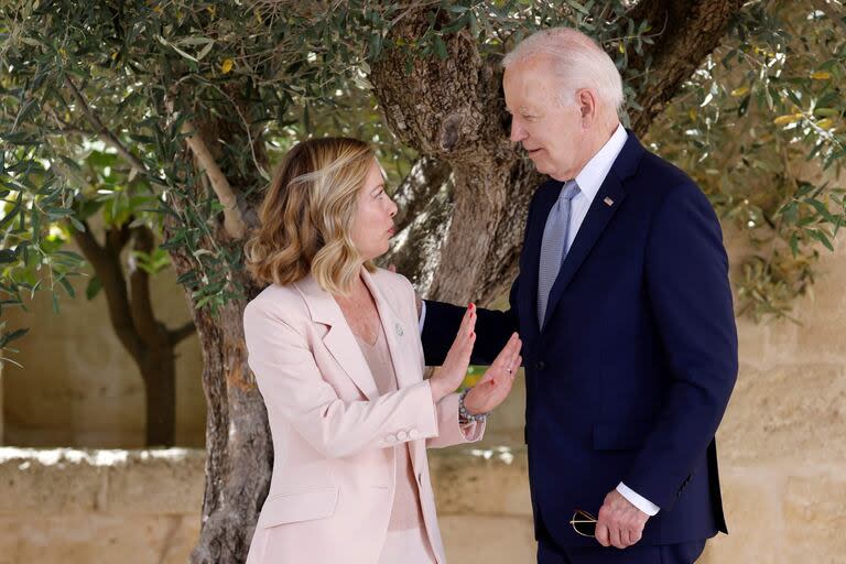 El presidente estadounidense Joe Biden es recibido por la primera ministra de Italia, Giorgia Meloni, a su llegada al complejo Borgo Egnazia 