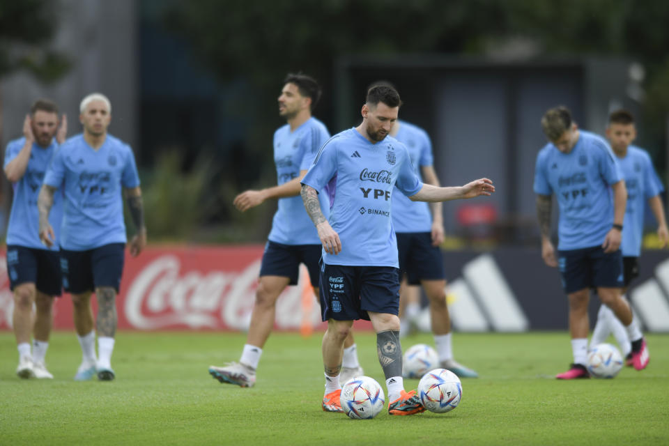 El delantero argentino Lionel Messi (centro) durante un entrenamiento de la selección, el martes 21 de marzo de 2023, en Buenos Aires. (AP Foto/Gustavo Garello)