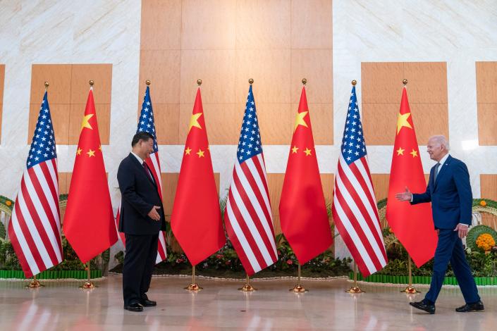 رئیس جمهور جو بایدن، سمت راست، پیش از دیدار در حاشیه اجلاس G20، دوشنبه، 14 نوامبر 2022، در بالی، اندونزی، به استقبال شی جین پینگ، رئیس جمهور چین می رود.  (AP Photo/Alex Brandon)