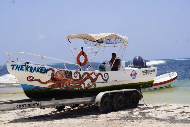 Un barco es llevado a tierra en anticipación de la posible llegada del huracán Beryl a Cancún, estado de Quintana Roo, México, el 3 de julio de 2024