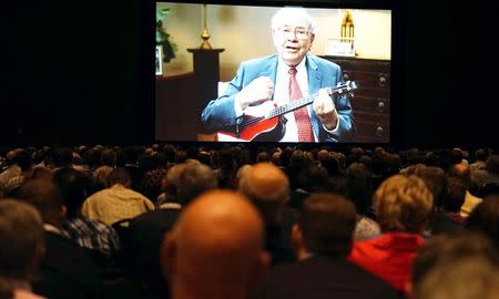 Berkshire Hathaway CEO Warren Buffett plays ukulele in a video prior to the Berkshire annual meeting in Omaha, Nebraska May 2, 2015. REUTERS/Rick Wilking