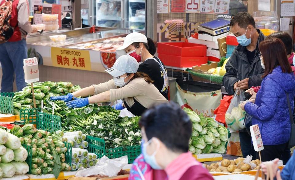 市民到街市買餸準備團年飯，海鮮檔料生意增一倍。(資料圖片)