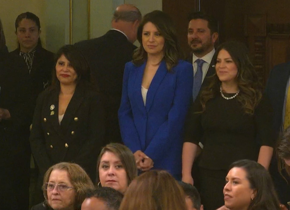 La presentadora de ABC30 Graciela Moreno (en el centro, de azul) fue galardonada en Sacramento con el Premio Espíritu Latino por sus logros en periodismo y medios durante la 21ª edición de los Premios Espíritu Latino, que se entregaron el 1º de mayo en el pleno de la legislatura.