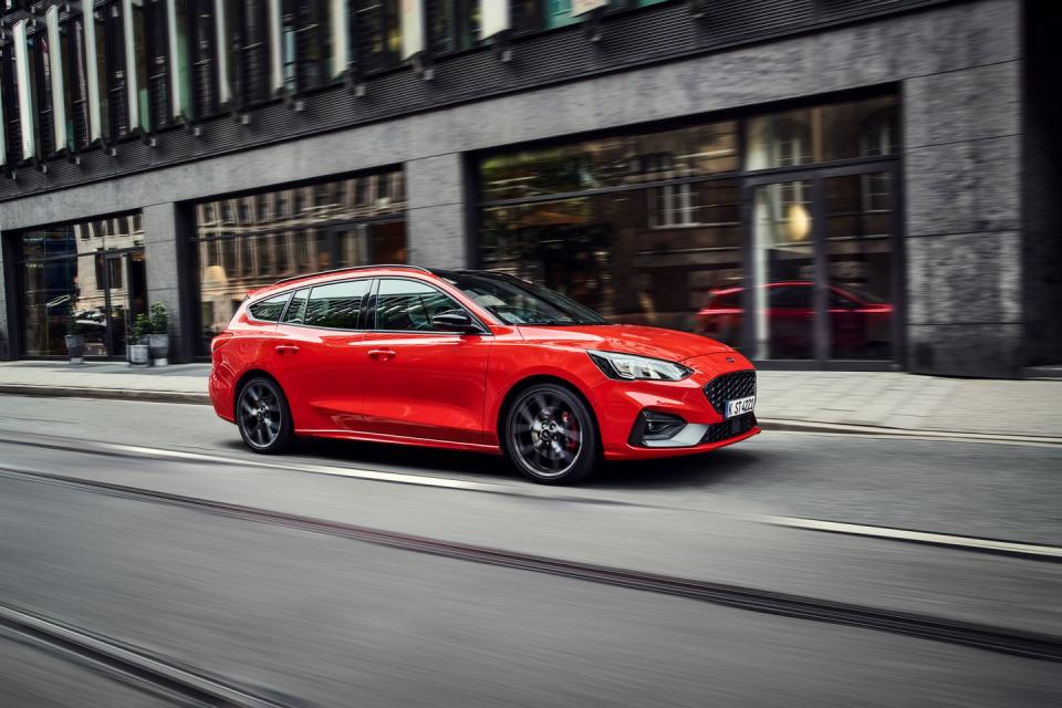 <p>Other than its longer roofline and additional cargo space, there's nothing to differentiate the Focus ST wagon from the hatch mechanically. </p>