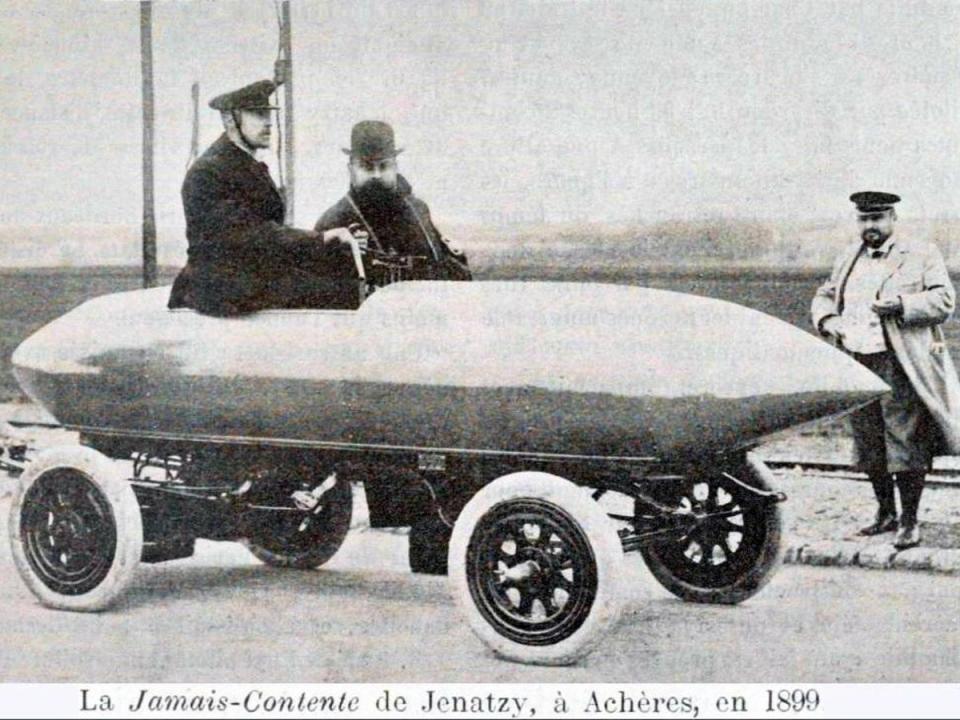 ‘La Jamais Contente’, conducida por Camille Jenatzy, logró un récord de 106 km/h el 29 de abril de 1899 en Achères, Francia (Wikimedia Commons)